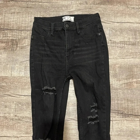 Free People - Destroyed Skinny Fit Jeans Style #Ob823188 - Black - Size 28 - GUC - Picture 3 of 9